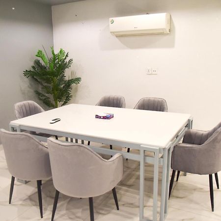 Luxe Suites Bahria Town Лахор Екстериор снимка