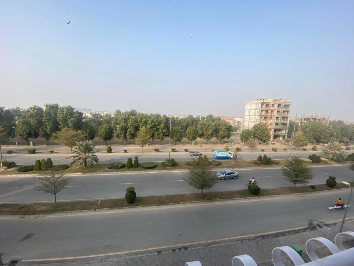 Luxe Suites Bahria Town Лахор Екстериор снимка