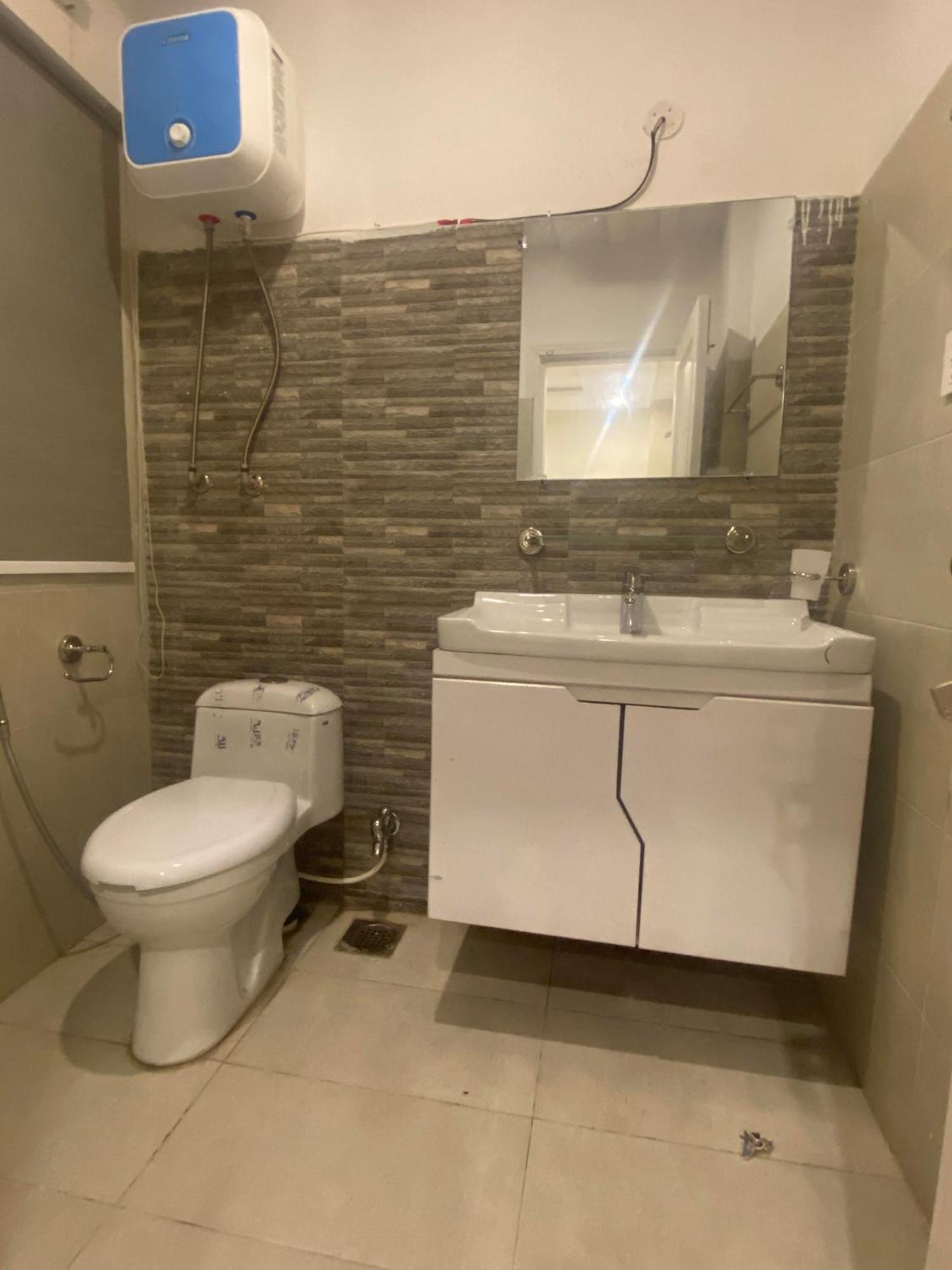 Luxe Suites Bahria Town Лахор Екстериор снимка
